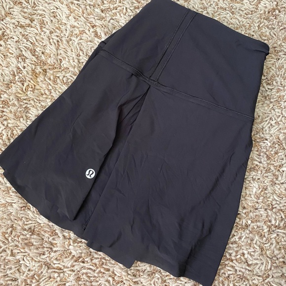 NEW LULULEMON SKIRT - Picture 1 of 4